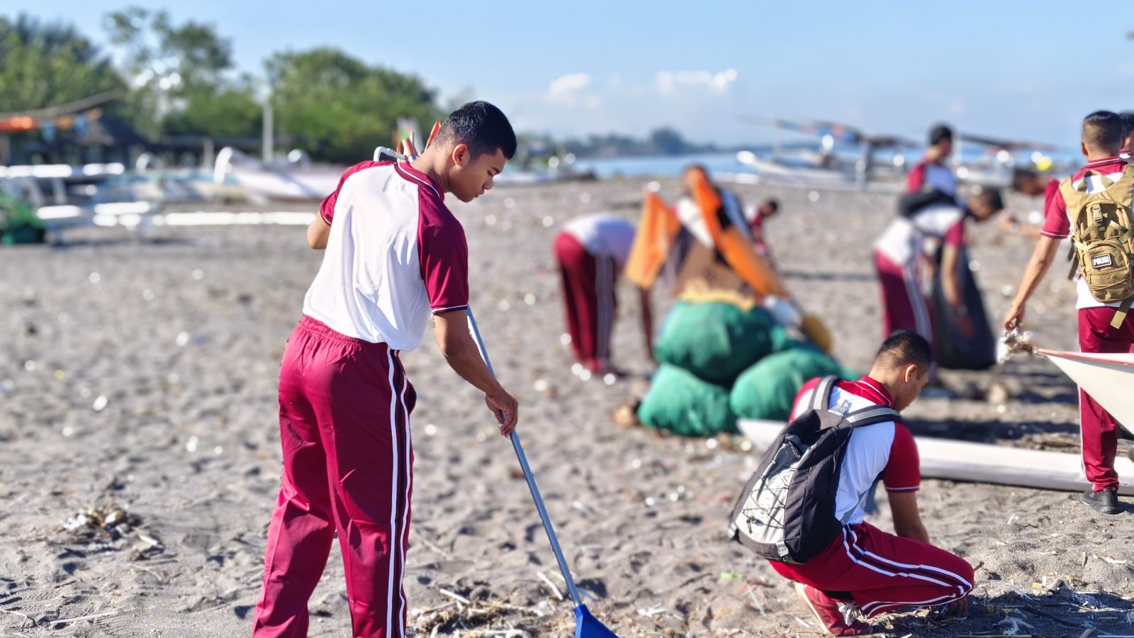 Pantai Tanjung Karang Jadi Sasaran Kegiatan Bersih Pantai Ditpolairud Polda NTB
