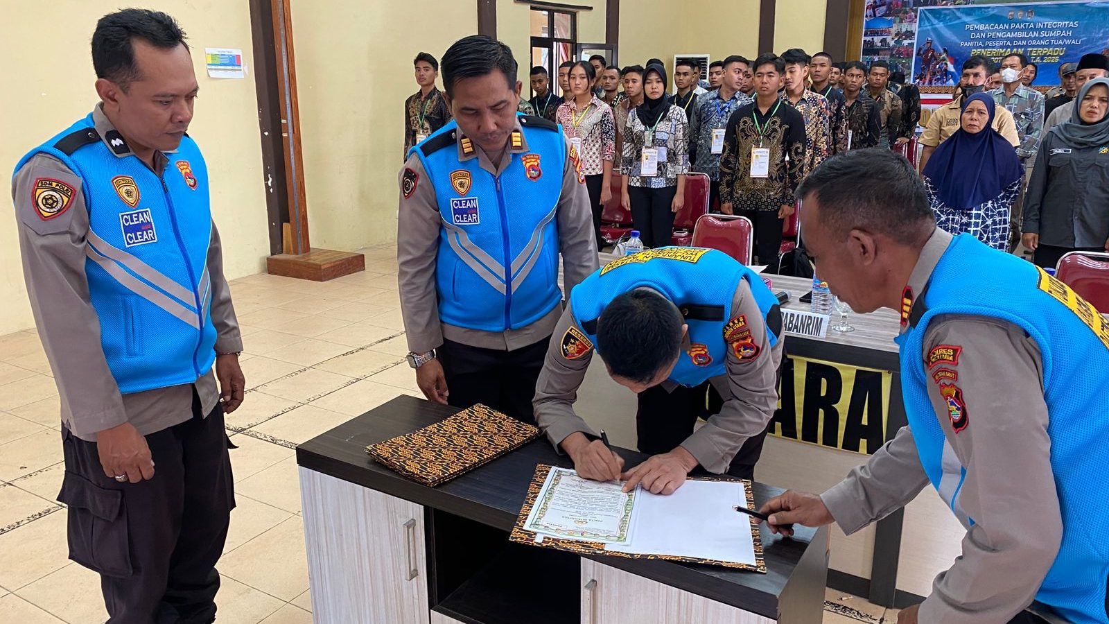 Polres Lombok Utara Gelar Pembacaan Pakta Integritas dan Pengambilan Sumpah Penerimaan Anggota Polri