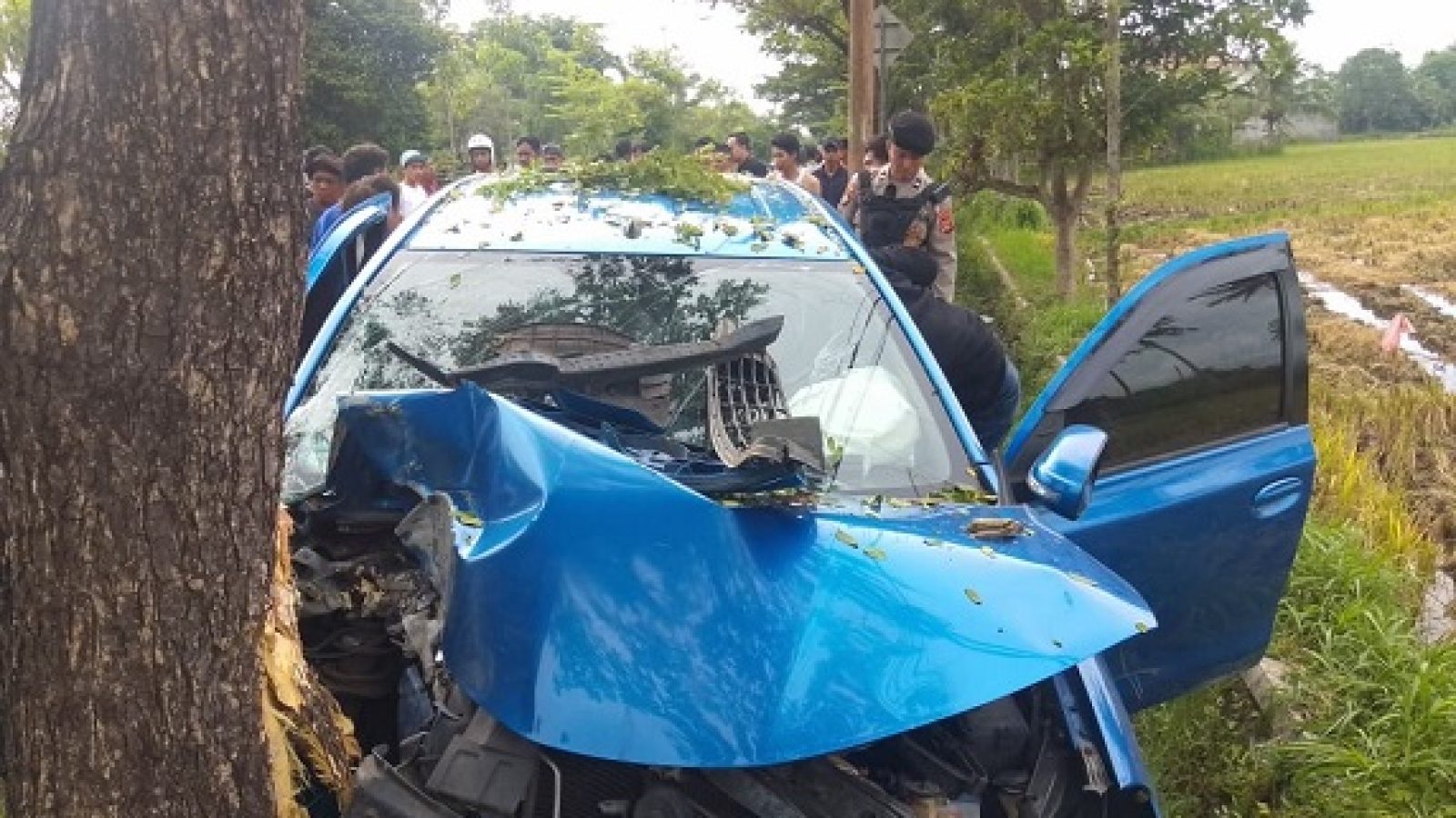 Personel Polda NTB Evakuasi Korban Kecelakaan di Bypass Mandalika