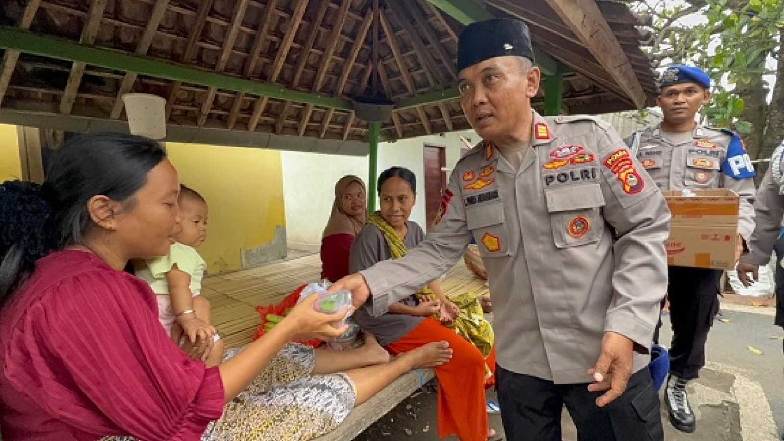 Nelayan di Pantai Gading Pun Kebagian Takjil Polda