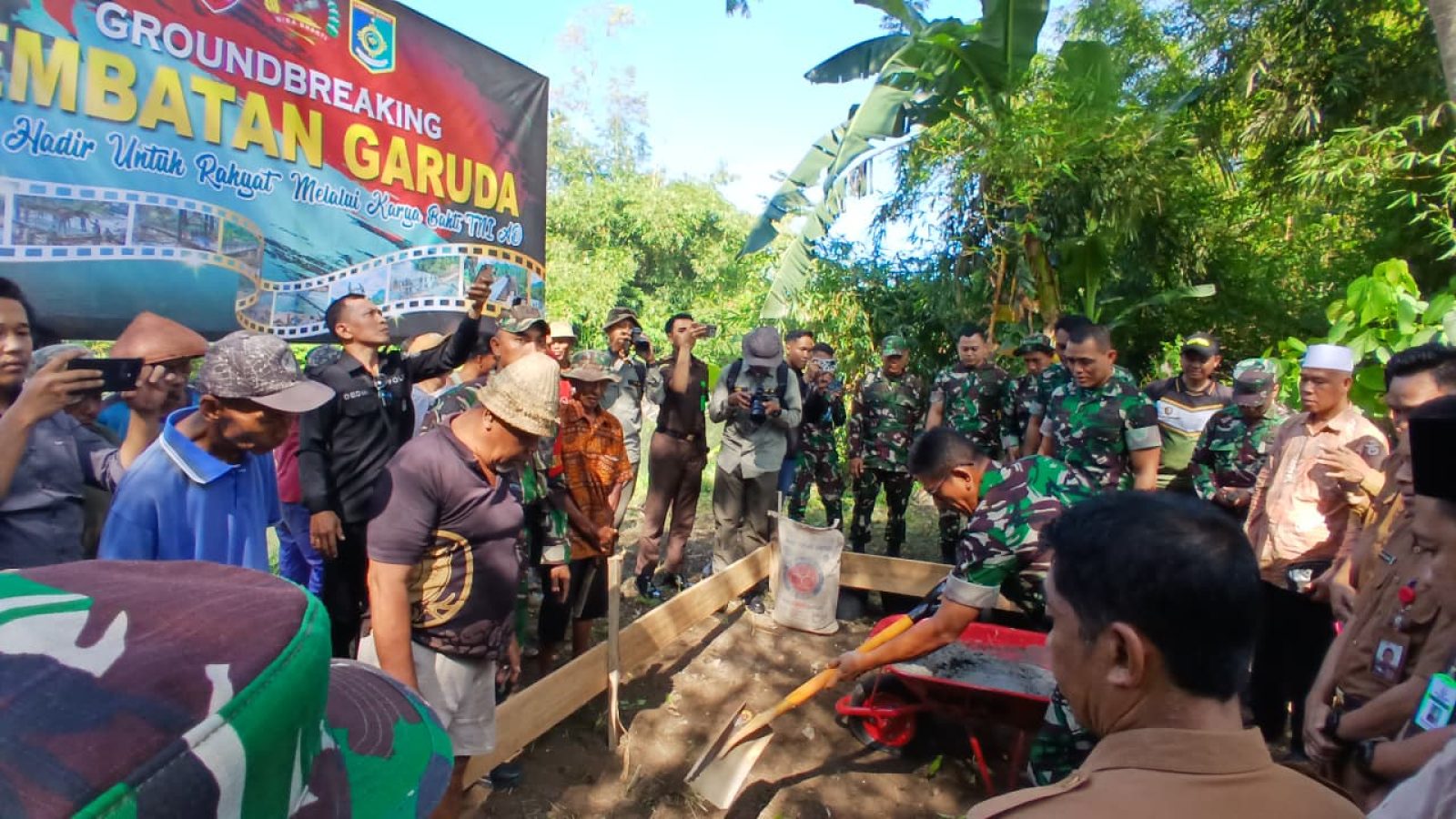 Penantian Panjang Ratusan KK Akhirnya Terwujud, TNI-AD dan Rakyat Bangun Jembatan Garuda