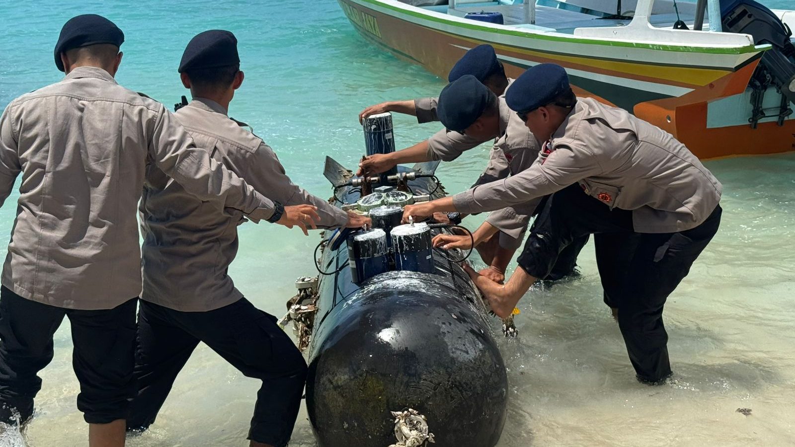Gegana Brimob Polda NTB Cek Benda Serupa Torpedo di Gili Trawangan, Dipastikan Tidak Berbahaya