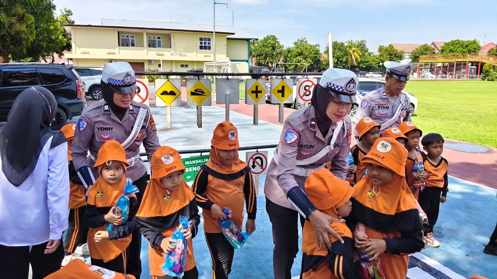 Ditlantas Polda NTB Edukasi Siswa SD di Lapangan Bhara Daksa