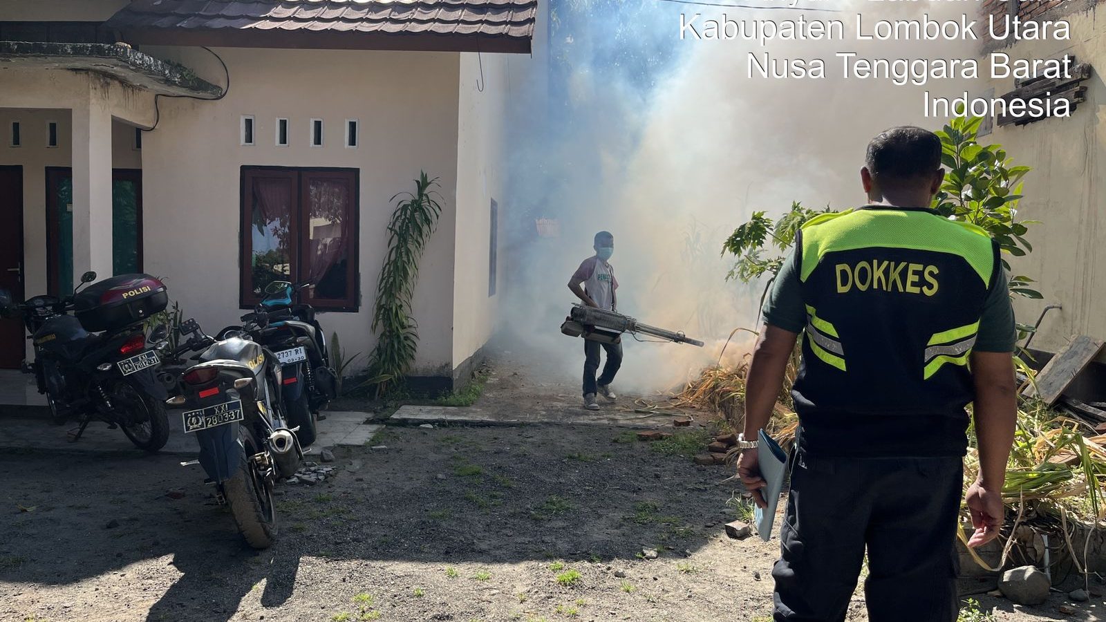 Cegah DBD, Biddokkes Polda NTB Lakukan Fogging di Mako dan Asrama Polsek Kayangan–Bayan