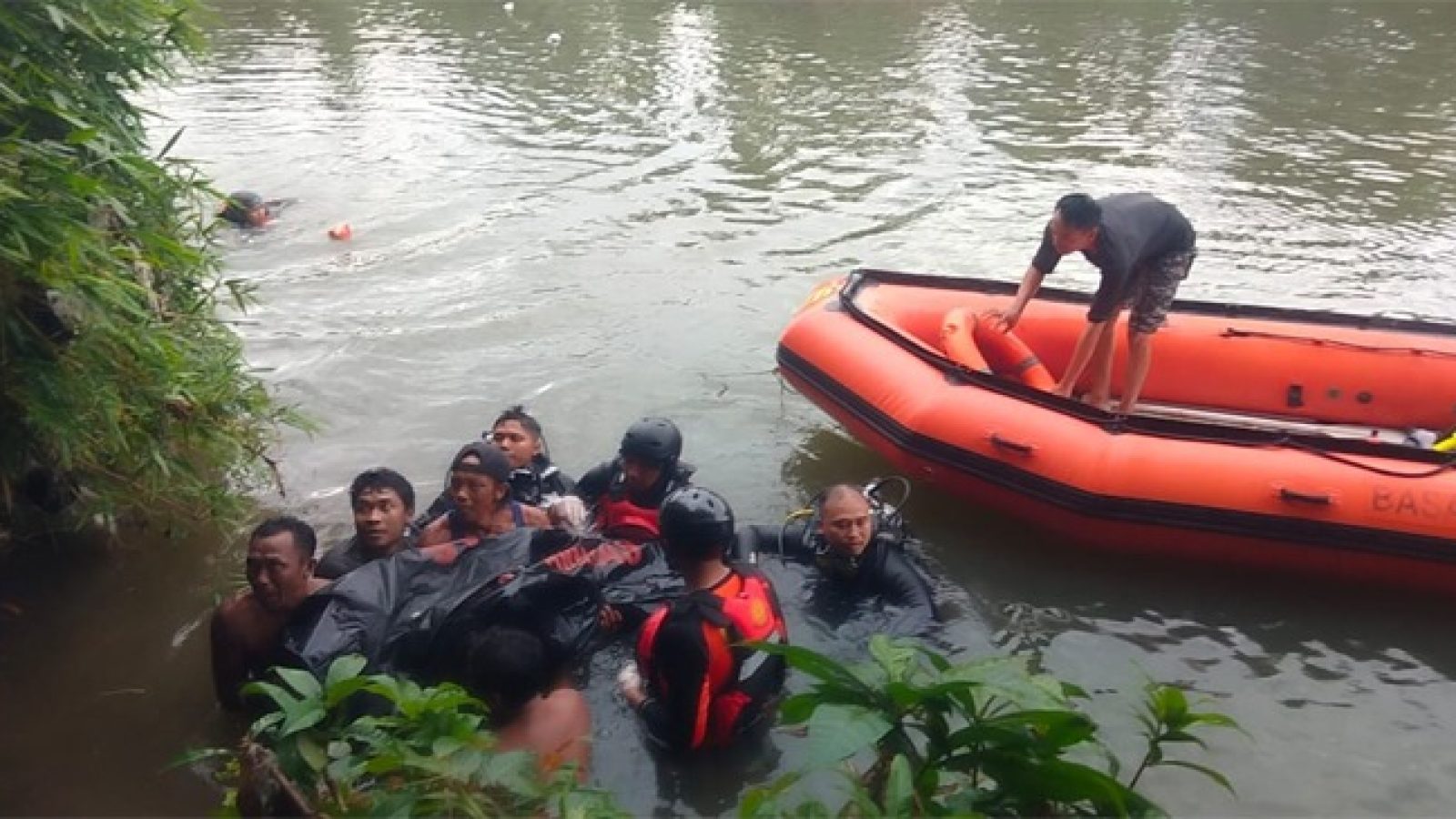 Tim Rescue Kantor SAR Mataram Temukan Pemancing yang Tenggelam di Sungai Jembatan Kembar