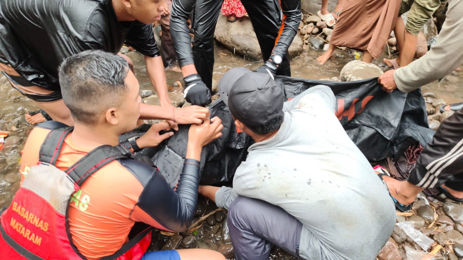 Tim SAR Evakuasi Anak yang Tenggelam di Dam Sungai Desa Ketangga