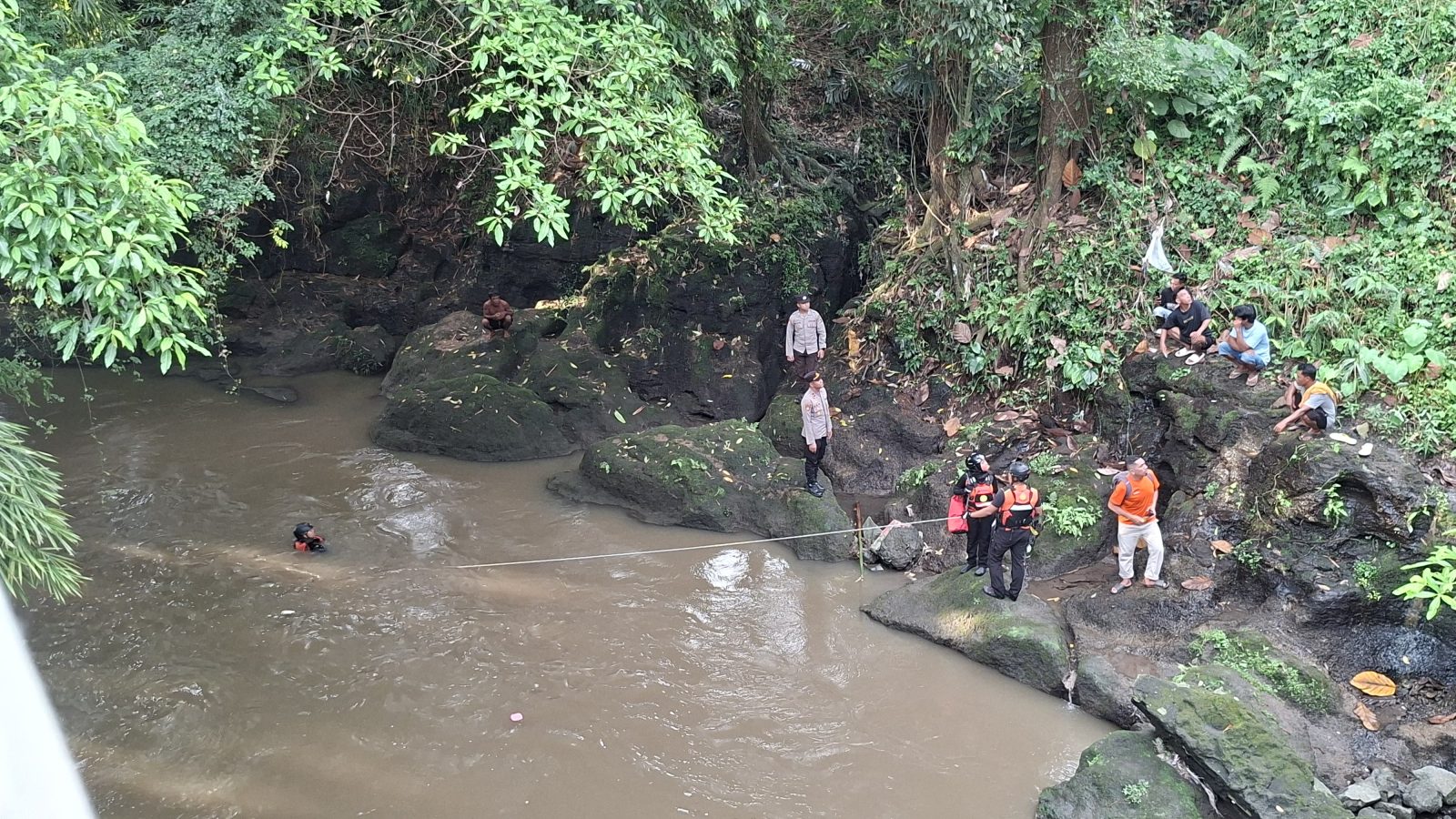 Remaja 13 Tahun Hanyut di Sungai Kuripan, Tim SAR Lakukan Pencarian