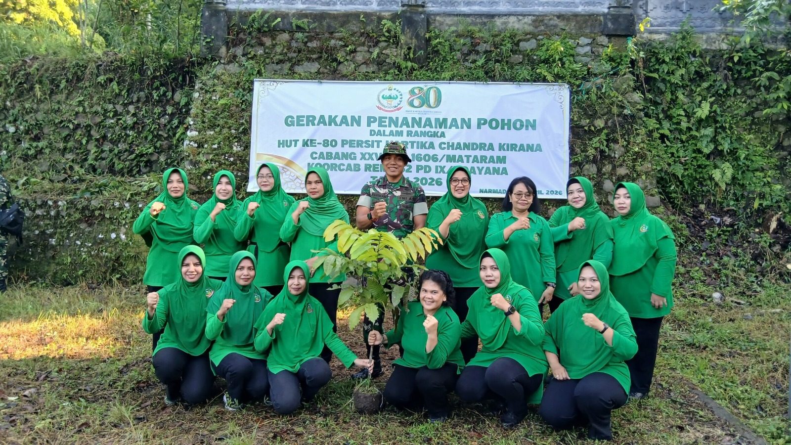 Persit KCK Cabang XXV Dim Mataram Tanam 800 Bibit Pohon Penghijauan di Pura Sinar Sakti