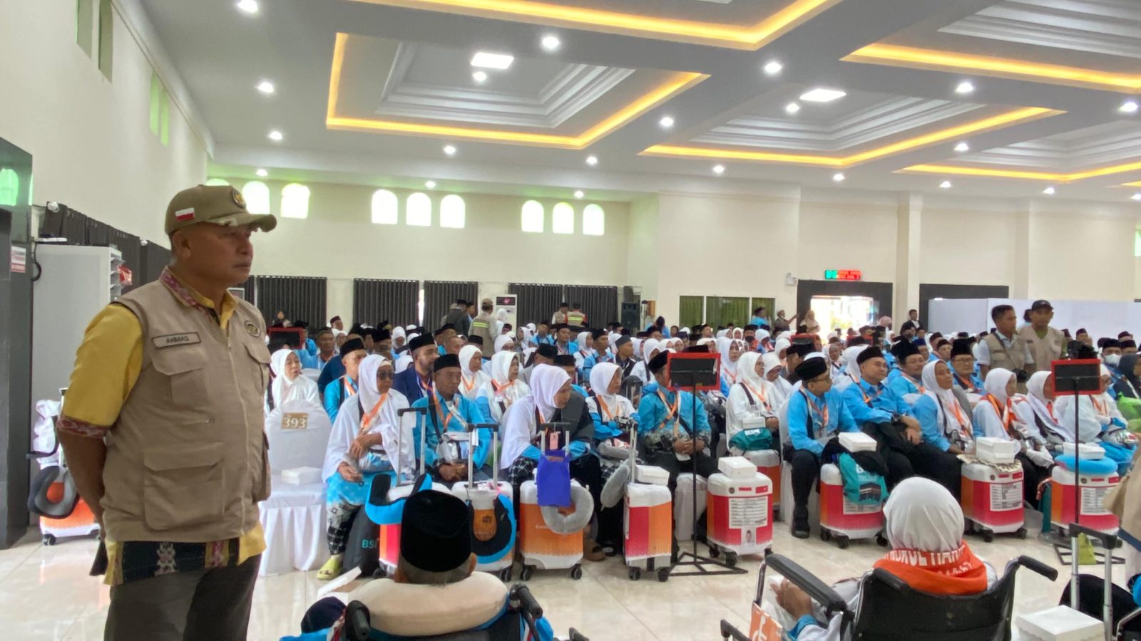 Polisi Kawal Keberangkatan Jamaah Haji Kloter 8 Asal Lombok Barat