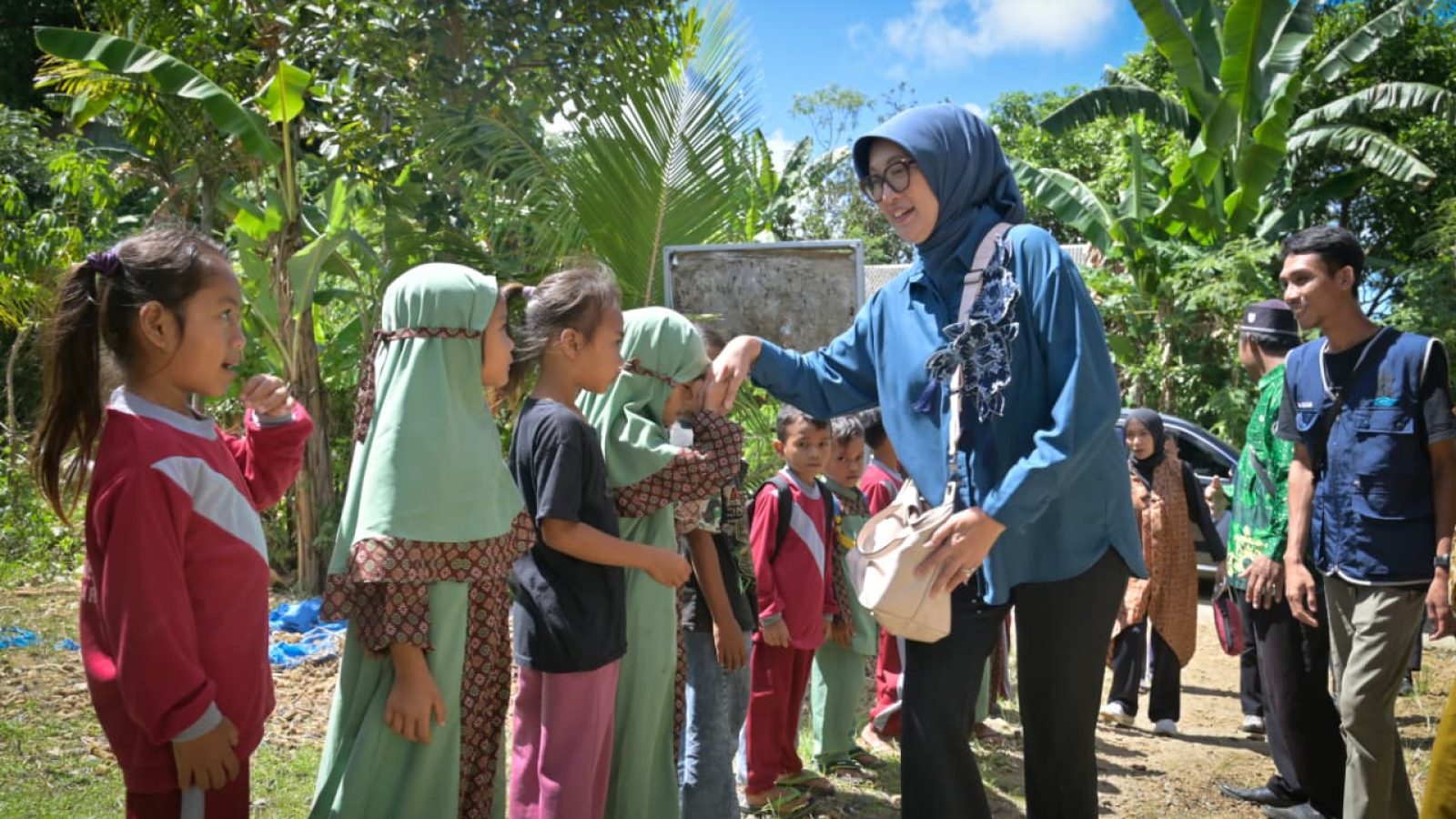 Hardiknas, Bunda Literasi Sapa Anak-Anak dari Pelosok Selatan Lombok