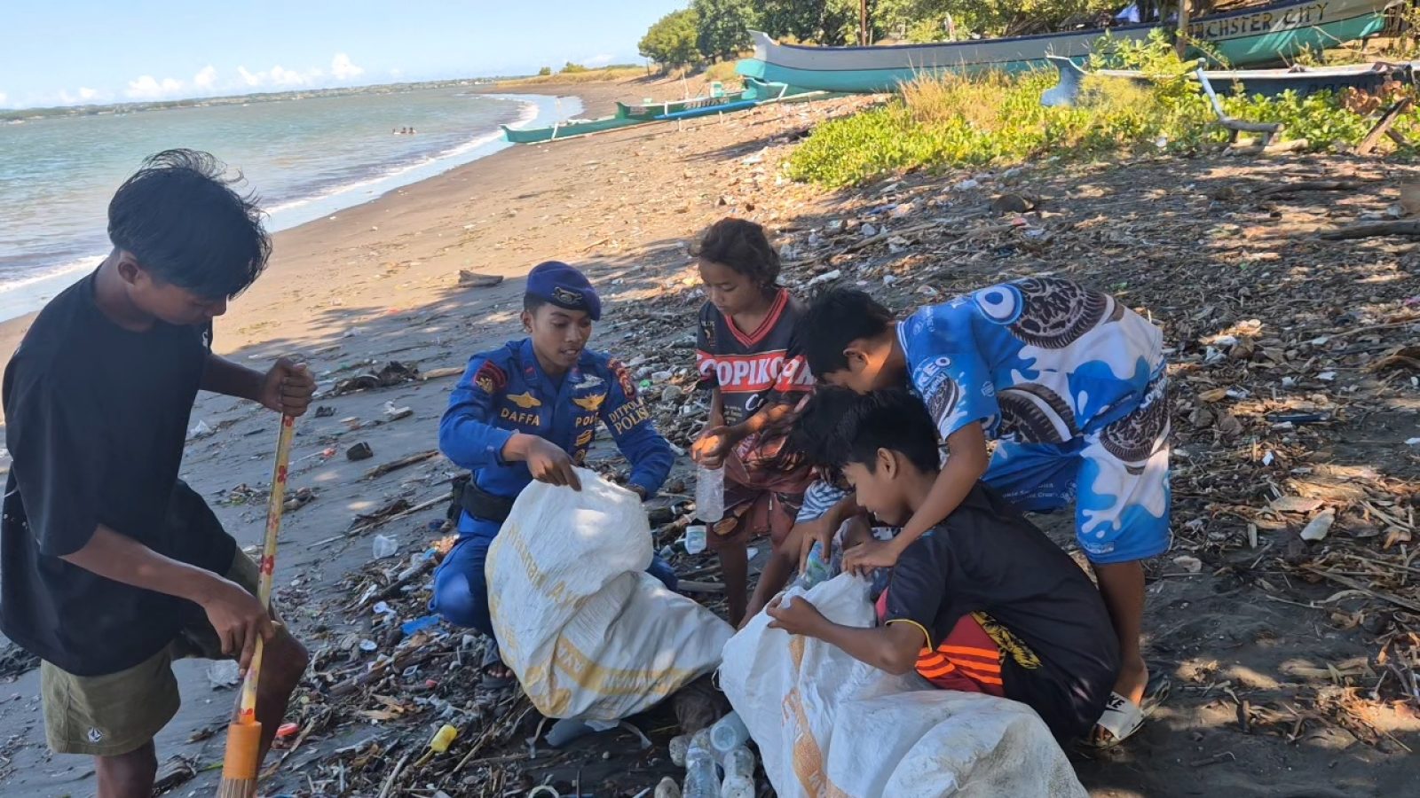 Harmoni Polairud Polda NTB Bersama Anak-anak Pesisir Bersihkan Pantai Tanjung Luar