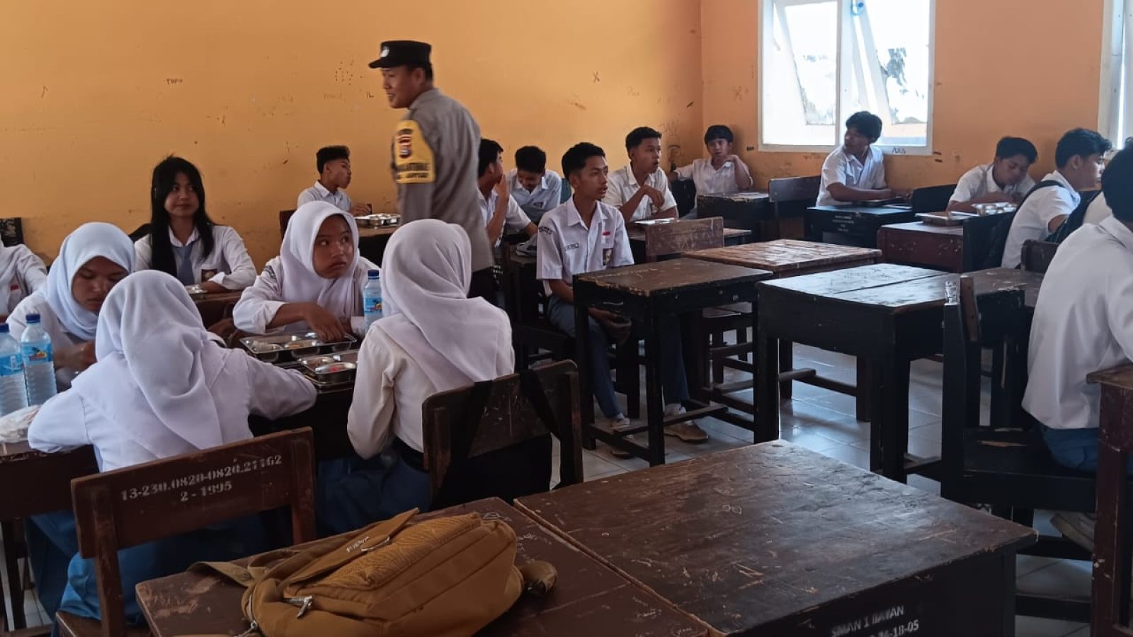 Polisi Kawal Distribusi MBG di Bayan, Pastikan Tepat Sasaran dan Aman
