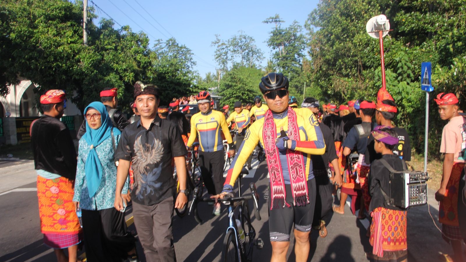 Polres Lombok Utara Gelar Gowes Kamtibmas dan Bakti Sosial di Desa Mumbul Sari