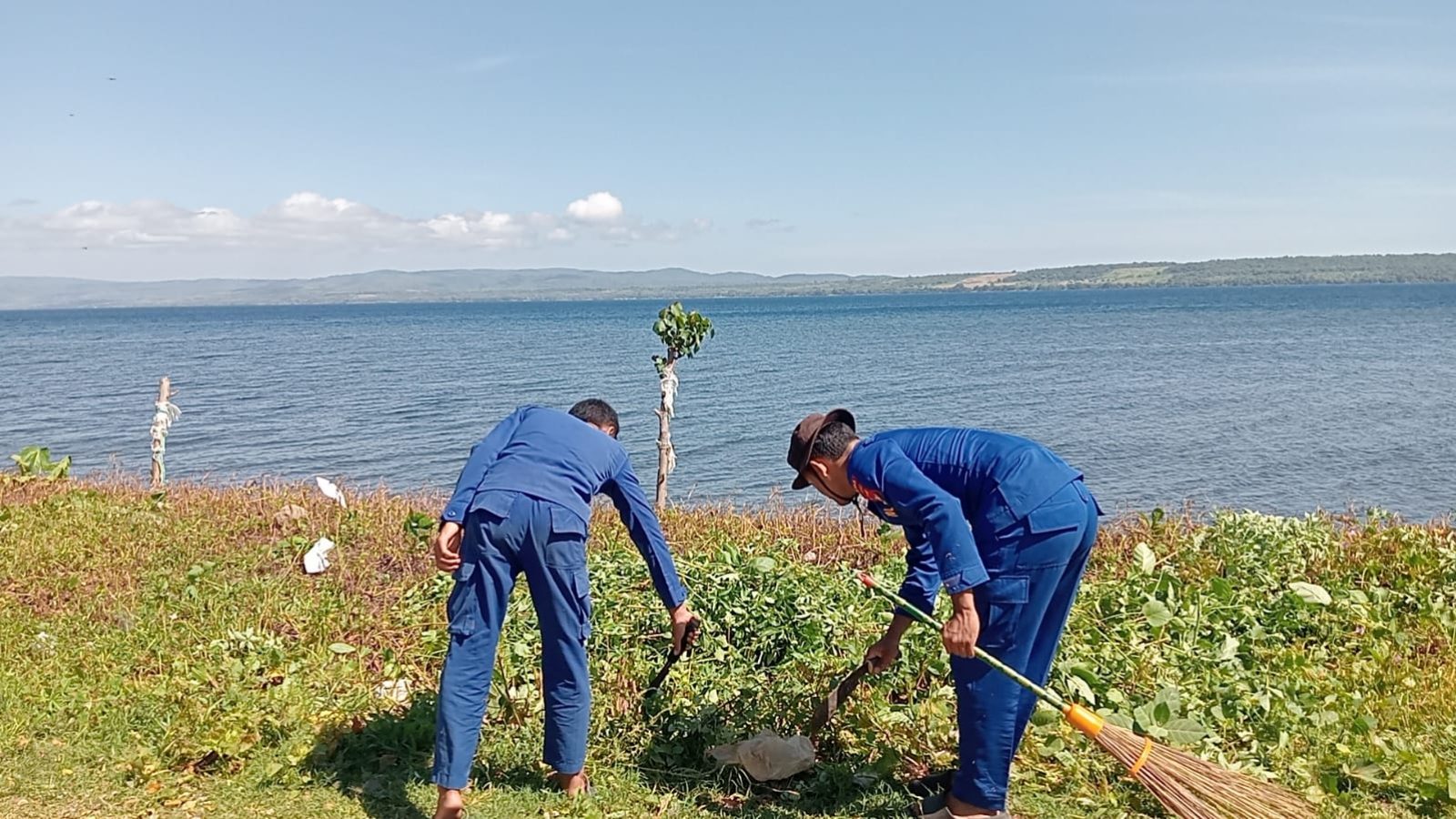 TNI/POLRI Bersihkan Lingkungan Desa Calabai