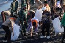 HUT 69 Kodam IX/Udayana, Korem 162/WB, Bersihkan Lingkungan Pesisir dan Donor Darah