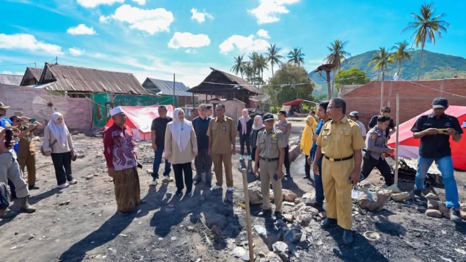 Wagub NTB Kunjungi Korban Kebakaran Desa Lido