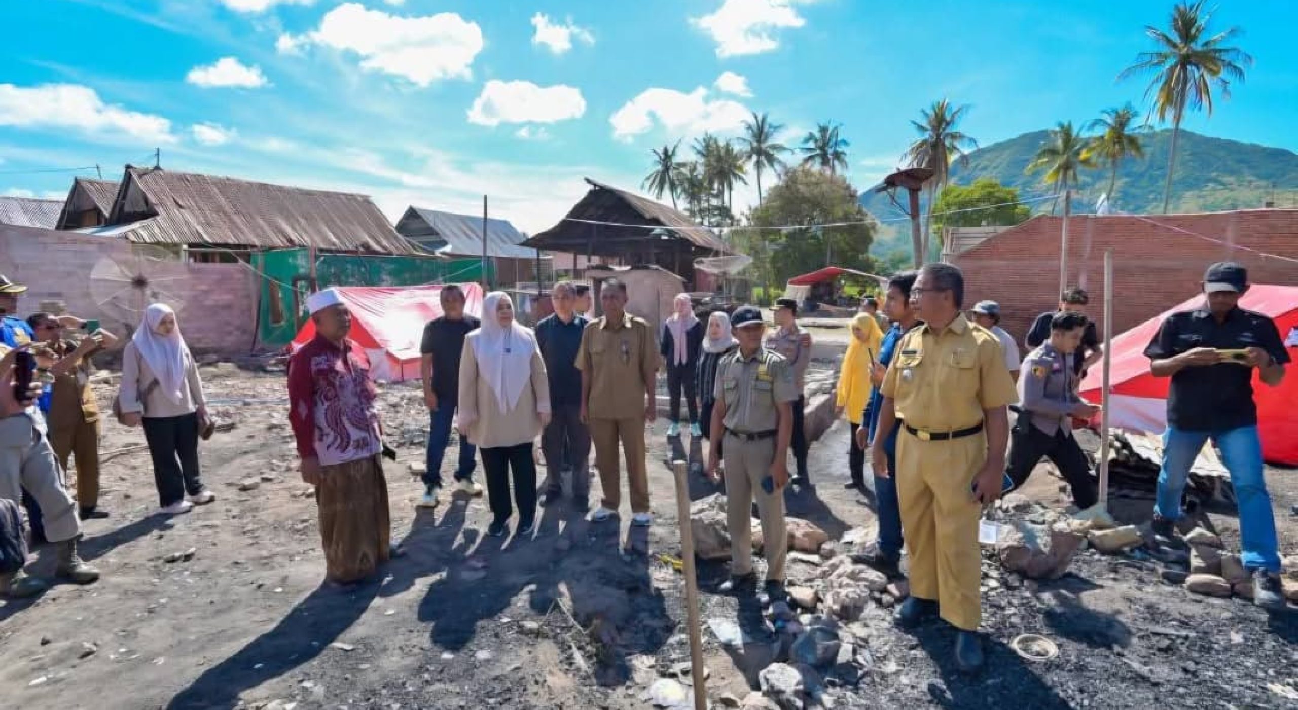 Wagub NTB Kunjungi Korban Kebakaran Desa Lido