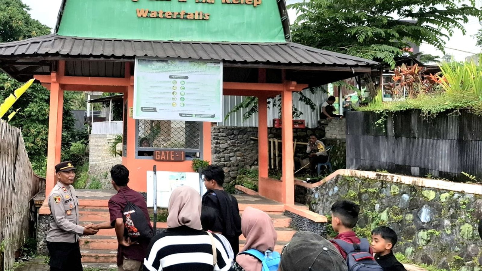 Polsek Bayan Hadir Berikan Rasa Aman di Kawasan Wisata Air Terjun Senaru