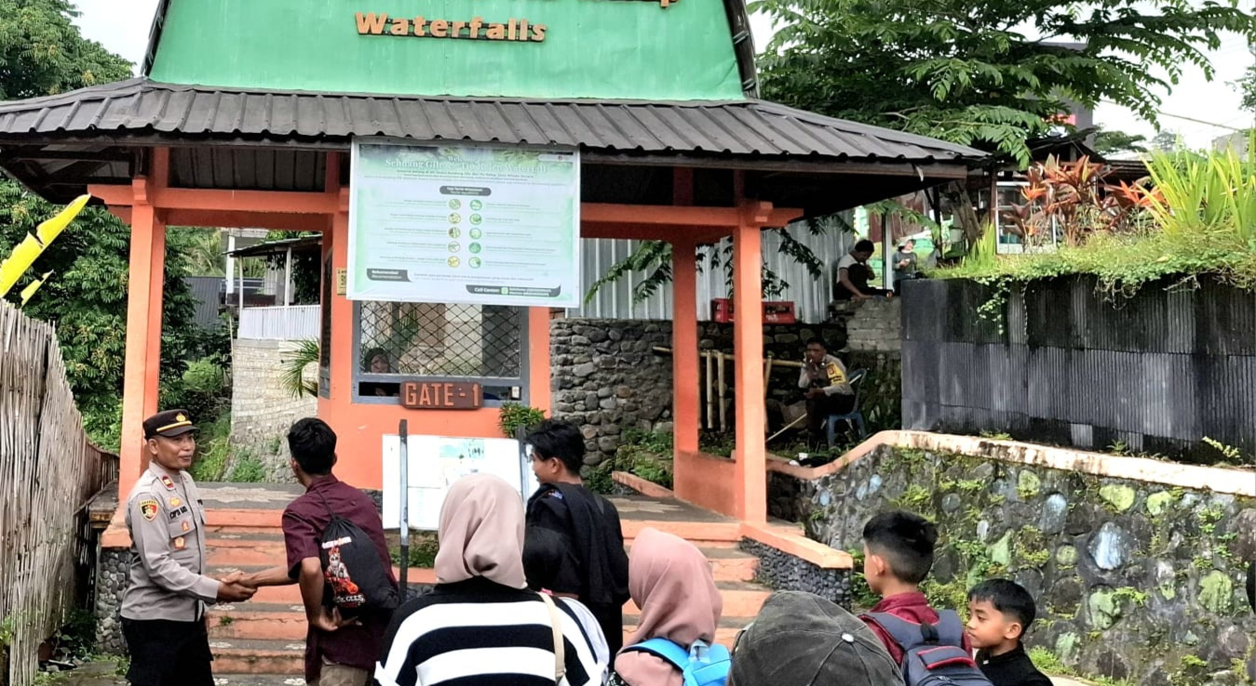 Polsek Bayan Hadir Berikan Rasa Aman di Kawasan Wisata Air Terjun Senaru