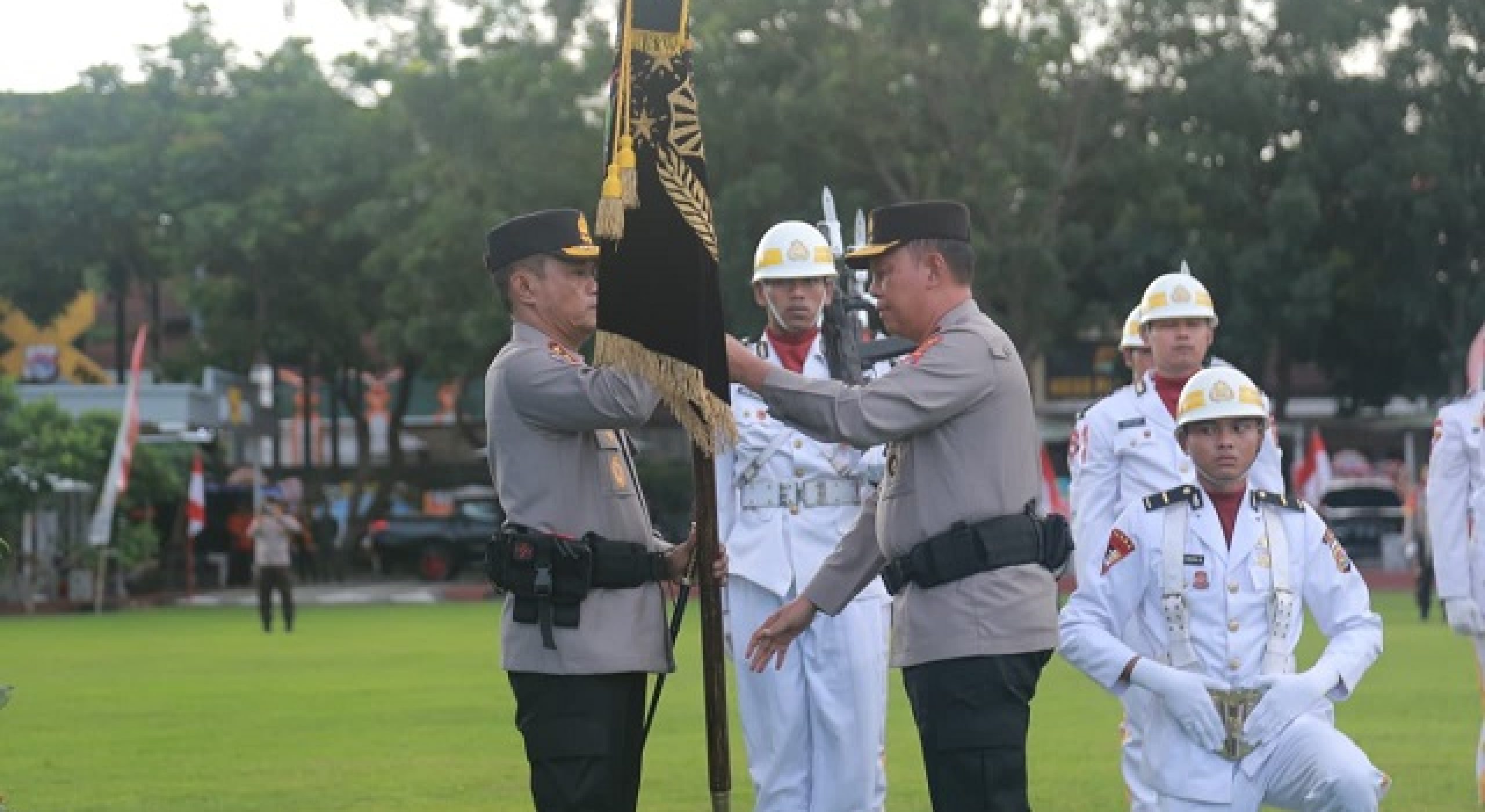 IRJEN POL KALINGGA RENDRA RAHARJA RESMI TERIMA PATAKA POLDA NTB DARI IRJEN POL EDY MURBOWO