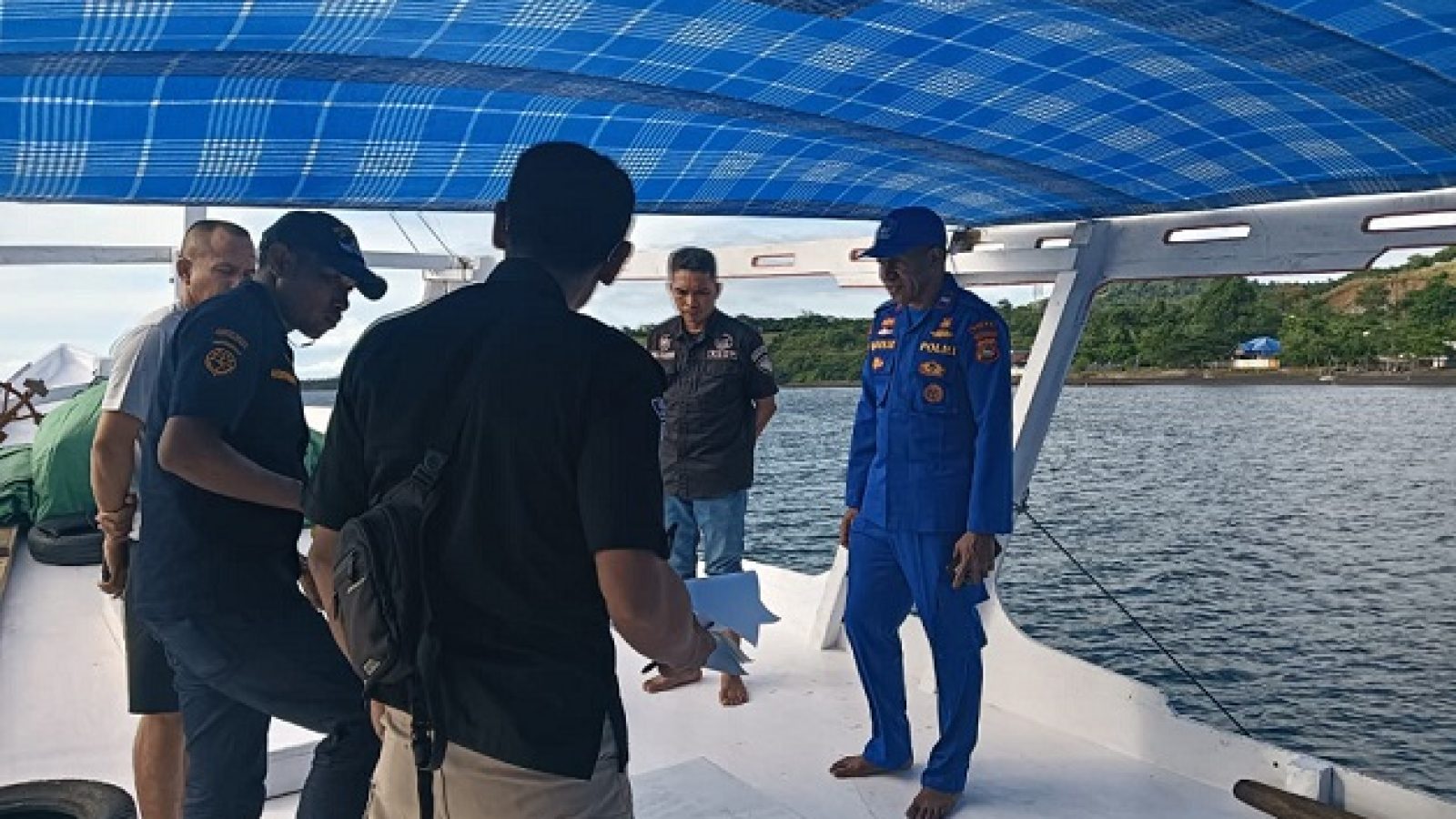 KAPAL POLISI XXI-2014 BERSAMA TNI AL DAN KSOP BIMA BANTU NELAYAN LAKSANAKAN PENGUKURAN KAPAL