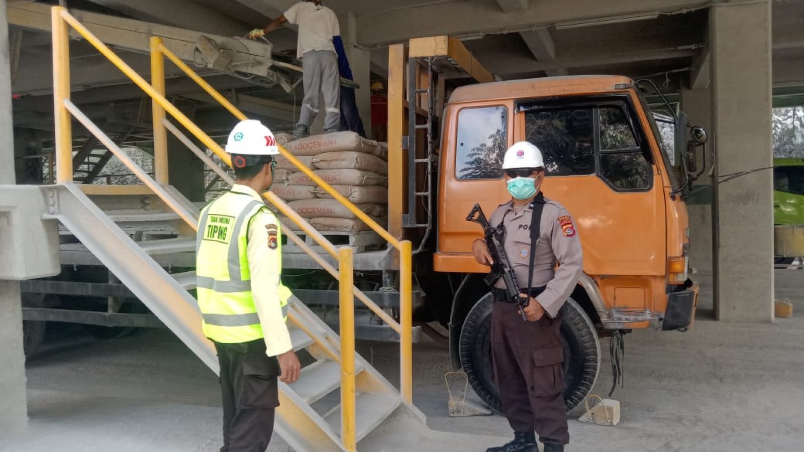 Ditpamobvit Polda NTB  Pastikan Aktivitas Distribusi Semen Berjalan Aman