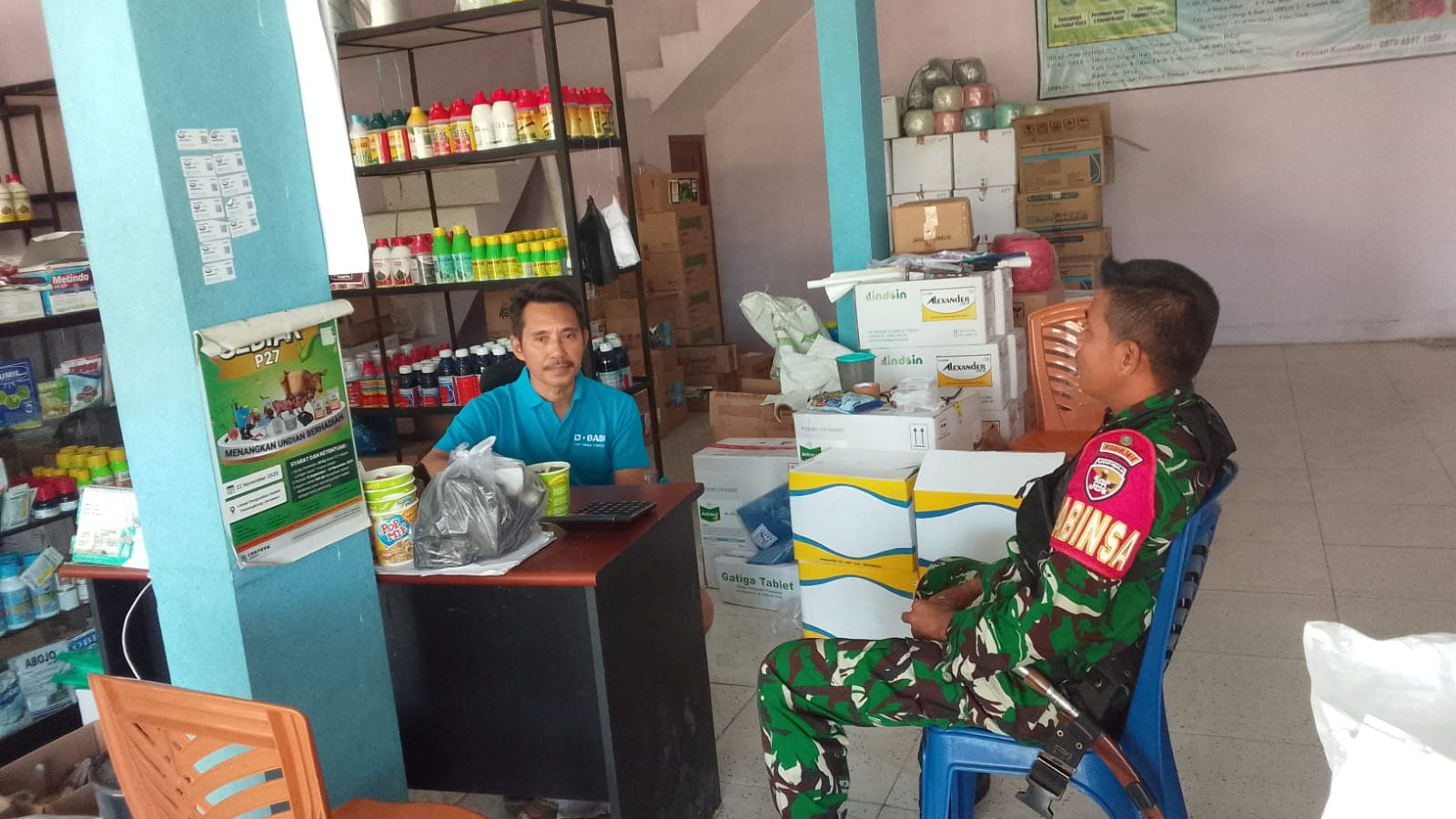 Pastikan Ketersediaan Sarana Produksi Pertanian, Babinsa Sambelia Pantau Toko Pertanian