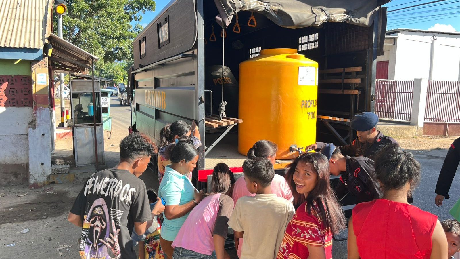 Sat Brimob Polda NTB Salurkan Air Bersih untuk Warga Terdampak Kekeringan di Bima