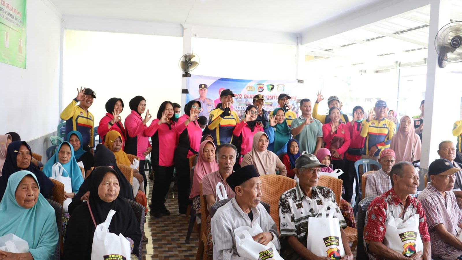 Kapolres Lombok Utara Tuntaskan Gowes Kamtibmas ke 43 Desa, Salurkan 2.150 Paket Sembako dan Layani Ribuan Warga