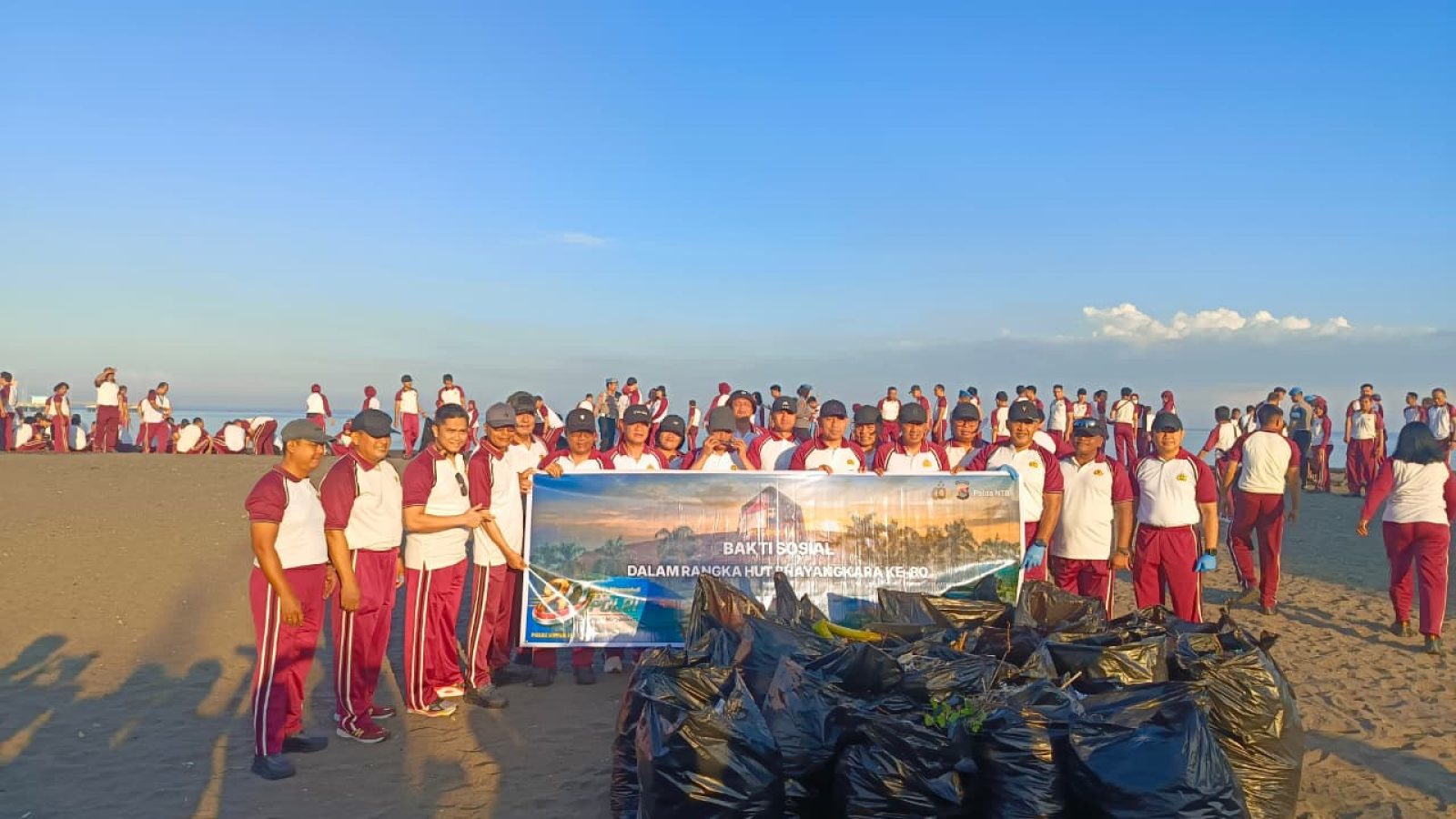 Kapolda NTB Pimpin Aksi Bersih Pantai Ampenan