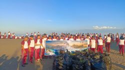 Kapolda NTB Pimpin Aksi Bersih Pantai Ampenan