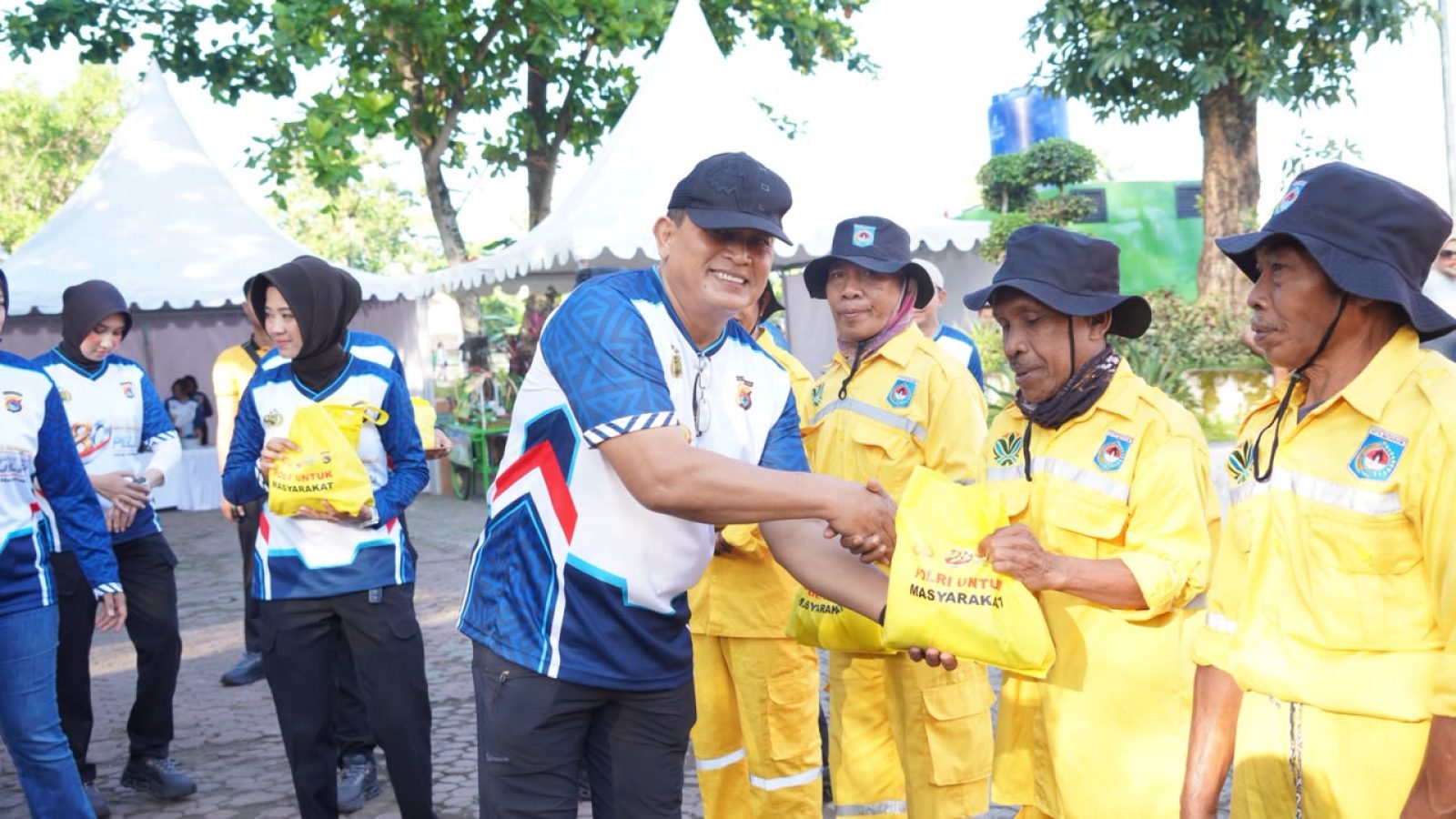 Sambut Hari Bhayangkara ke-80, Wakapolda NTB Salurkan Paket Sembako