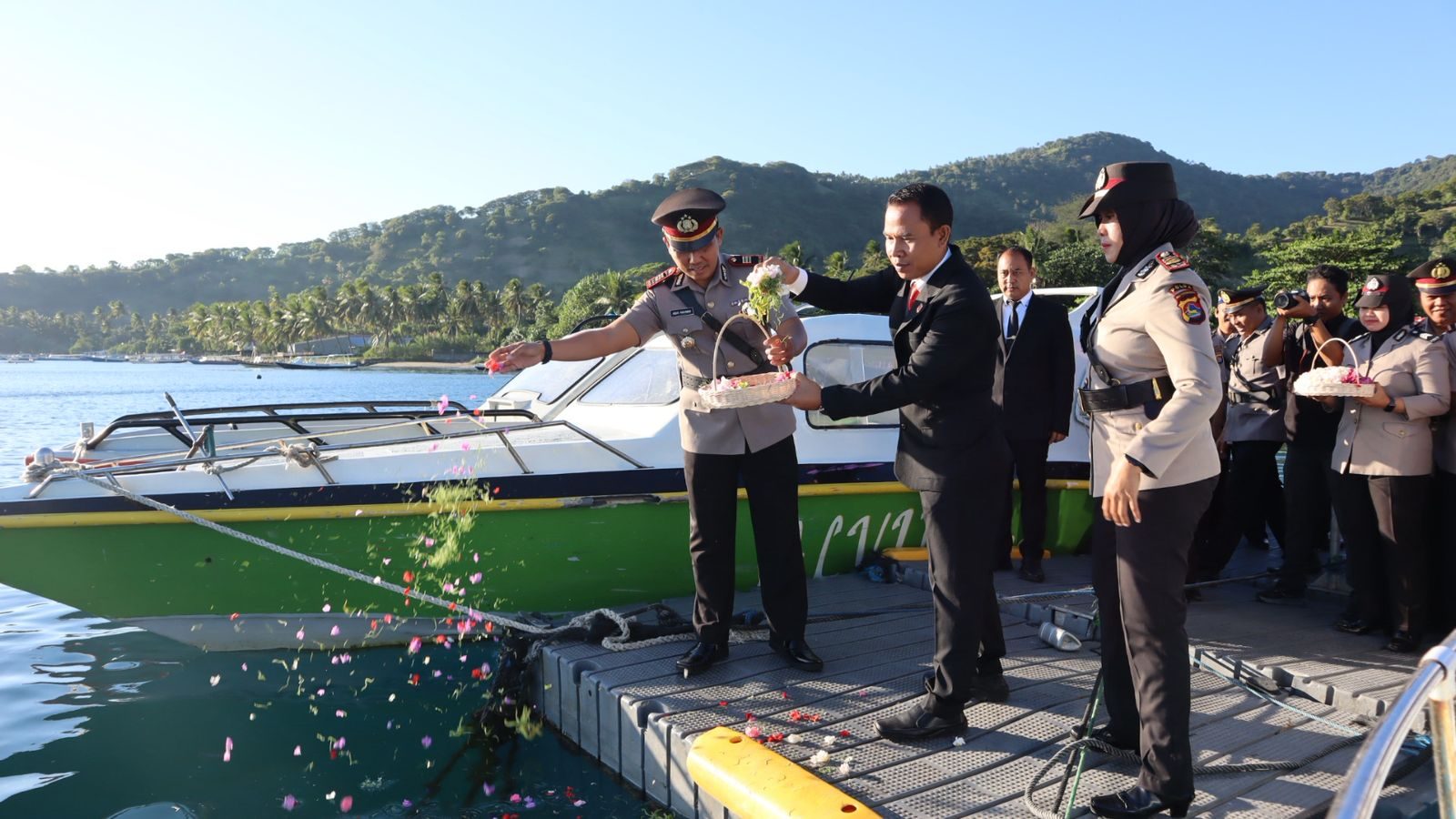 Larung Bunga di Teluk Nara, Polres Lombok Utara Kenang Jasa Pahlawan Sambut Hari Bhayangkara Ke-80
