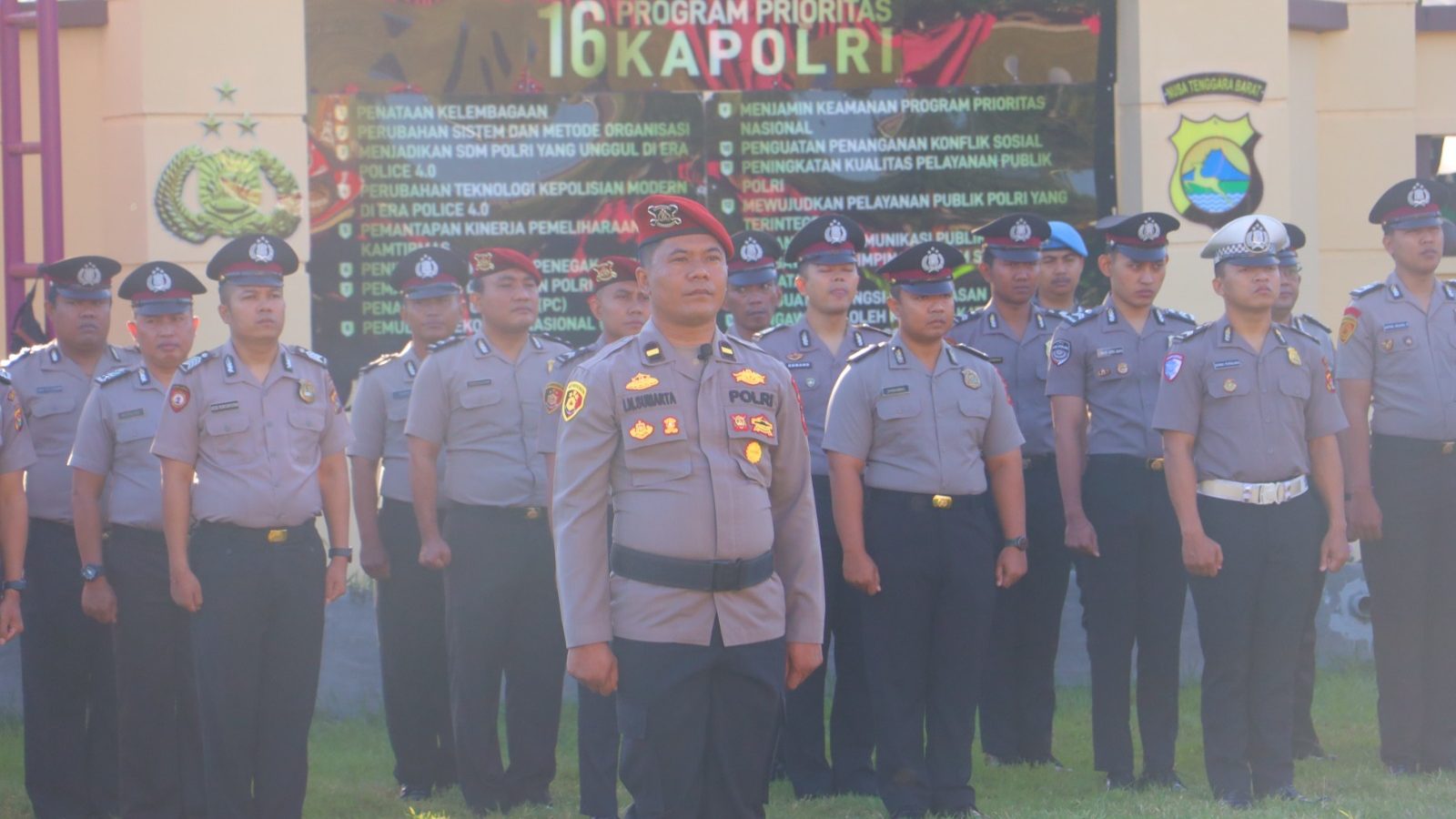 Sebanyak 52 Personel Polres Lombok Utara Resmi Naik Pangkat, Kapolres Pimpin Upacara Tradisi Siraman Kembang