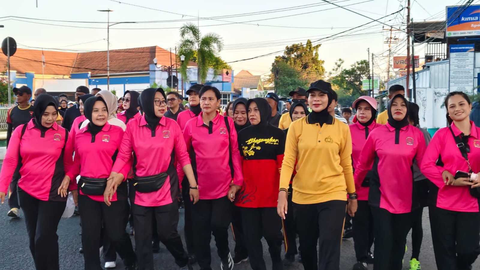 Semarak Hari Bhayangkara ke-80, Personel Brimob dan Bhayangkari Ikuti Fun Walk dan Senam Bersama di Sumbawa