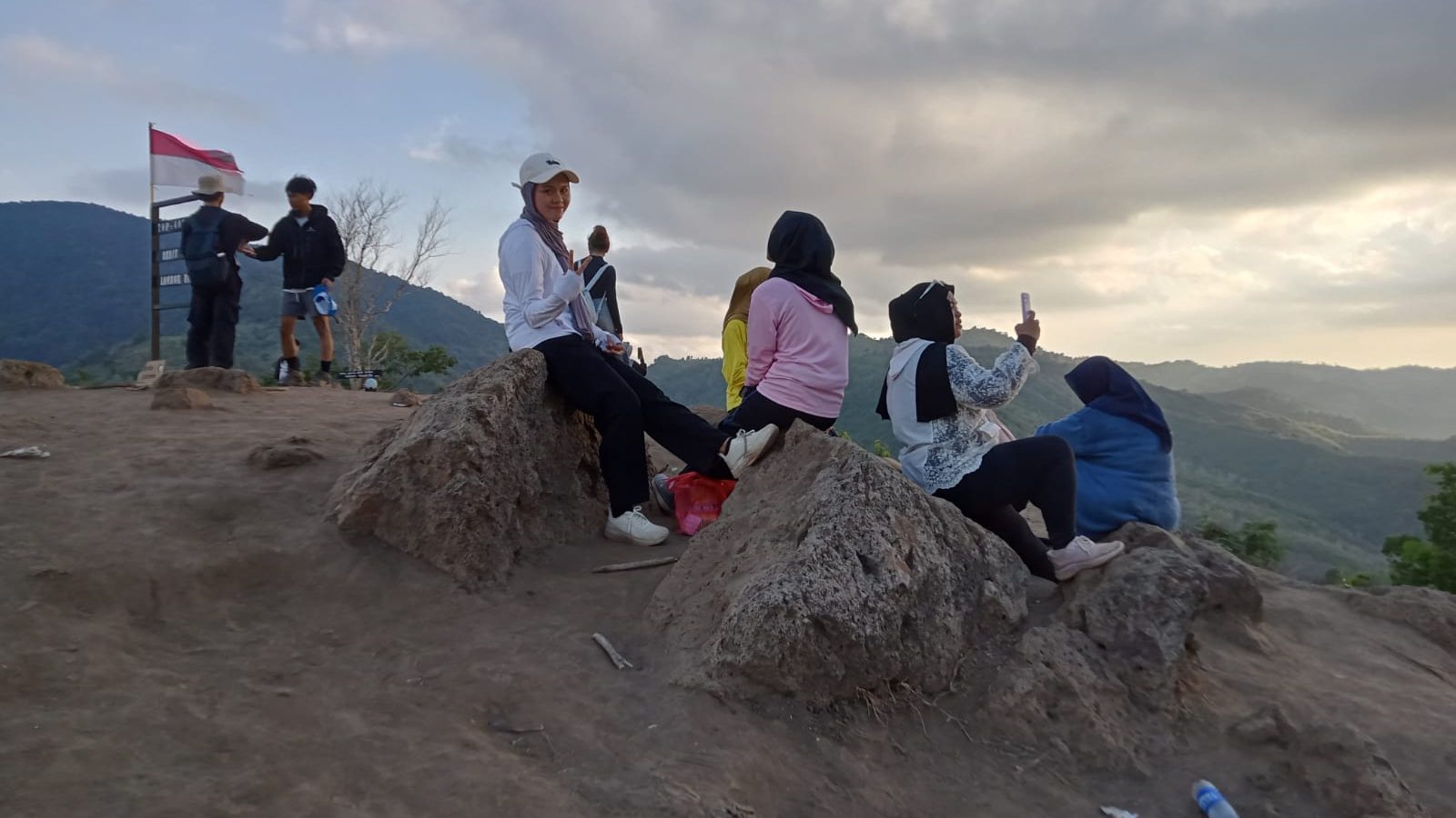 Dari Ketinggian 400 MDPL, Nikmati Keseruan Pendakian Eksotik di Puncak Bukit Keteri, Lombok Barat