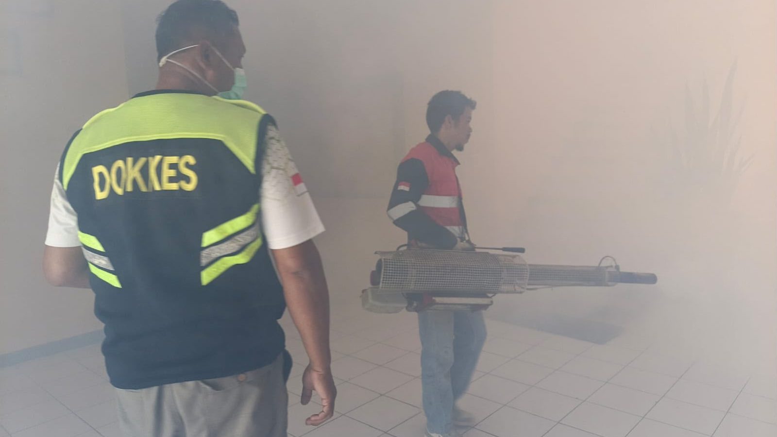 Cegah Demam Berdarah, Biddokkes Polda NTB Lakukan Fogging di SPN Belanting