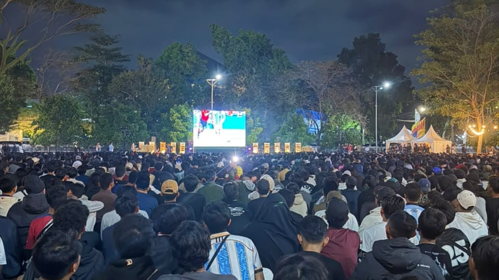 Nobar Piala Dunia Satukan Ribuan Warga di Halaman Bumi Gora Kantor Gubernur  NTB
