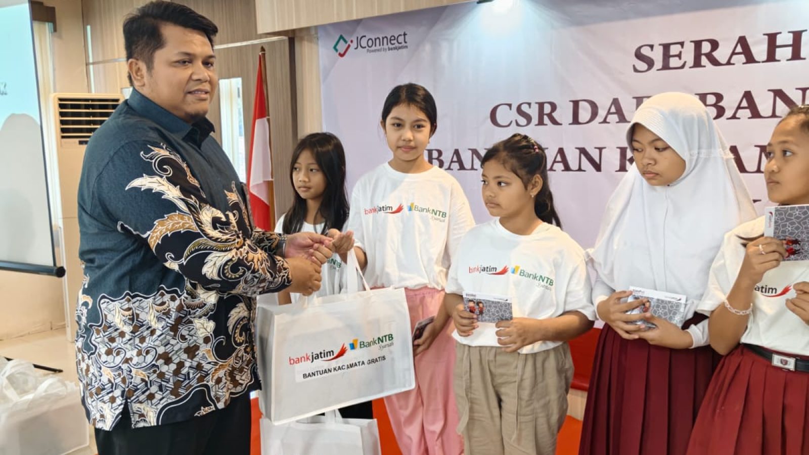 Wujud Sinergi dan Kepedulian Sosial, Bank Jatim Bersama Bank NTB Syariah & IZI Salurkan Bantuan Kacamata Gratis bagi Pelajar di Jawa Timur