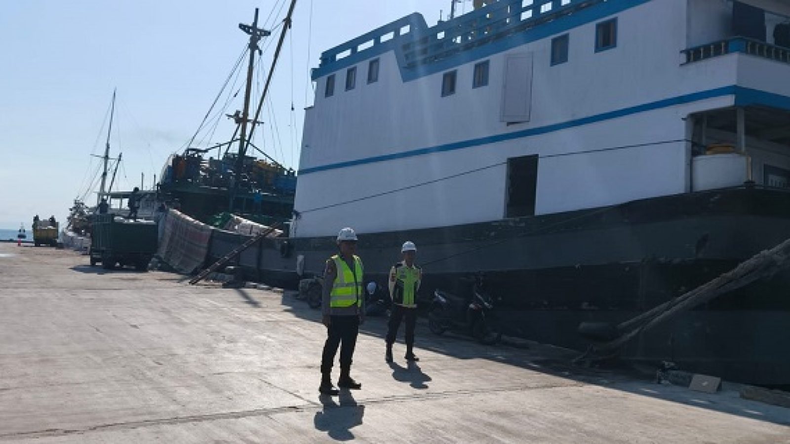 Sinergi Polda NTB dan TNI AL, Patroli Gabungan Digelar di Pelabuhan Badas Sumbawa