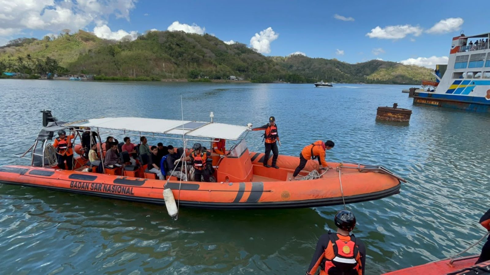 Pencarian Korban Kapal Terbakar di Selat Lombok   211 Koban Selamat 1 Meninggal