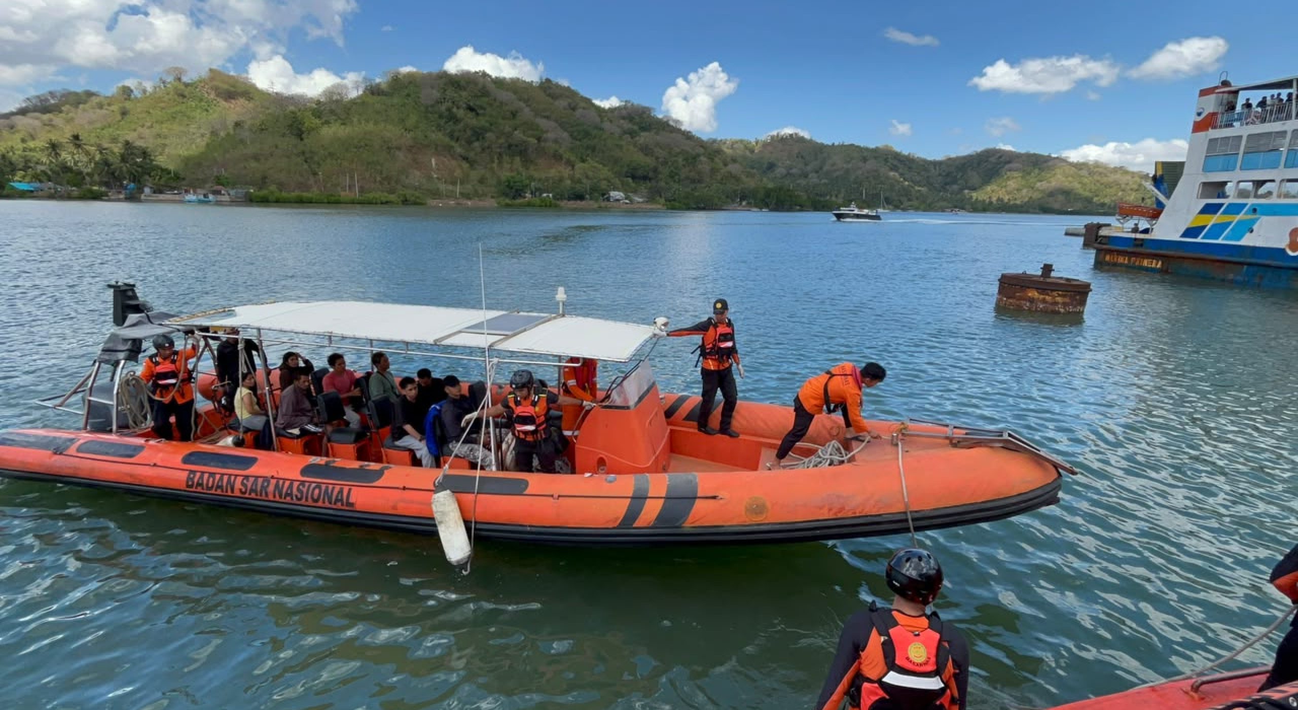 Pencarian Korban Kapal Terbakar di Selat Lombok   211 Koban Selamat 1 Meninggal