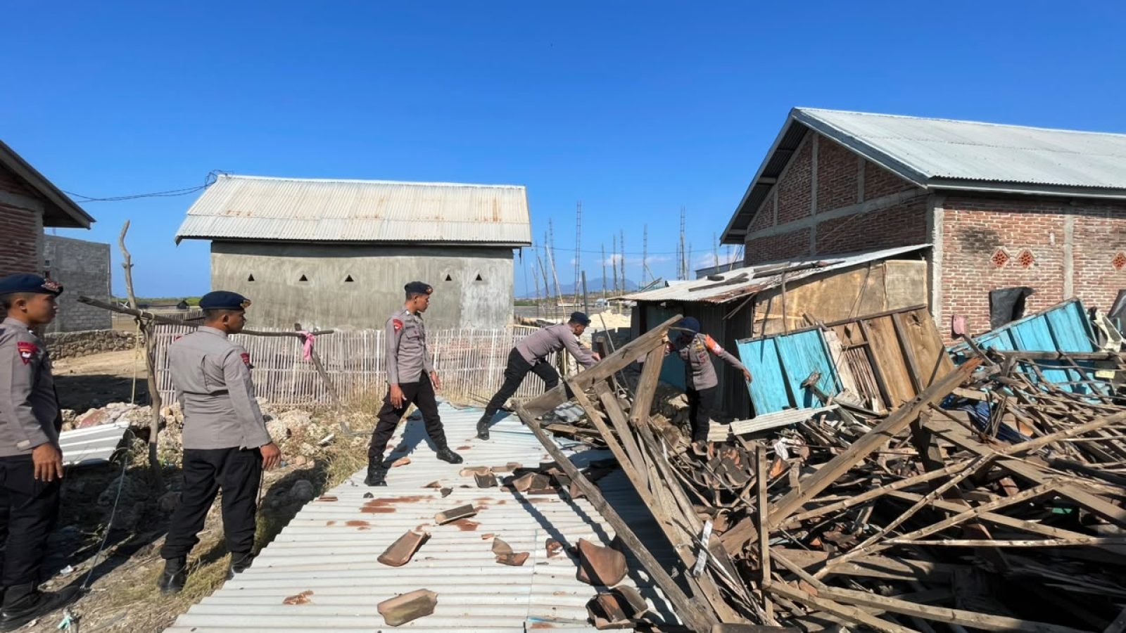 Gempa Flores Berdampak ke Bima, Tim SAR Brimob Polda NTB Bantu Bersihkan Rumah Warga