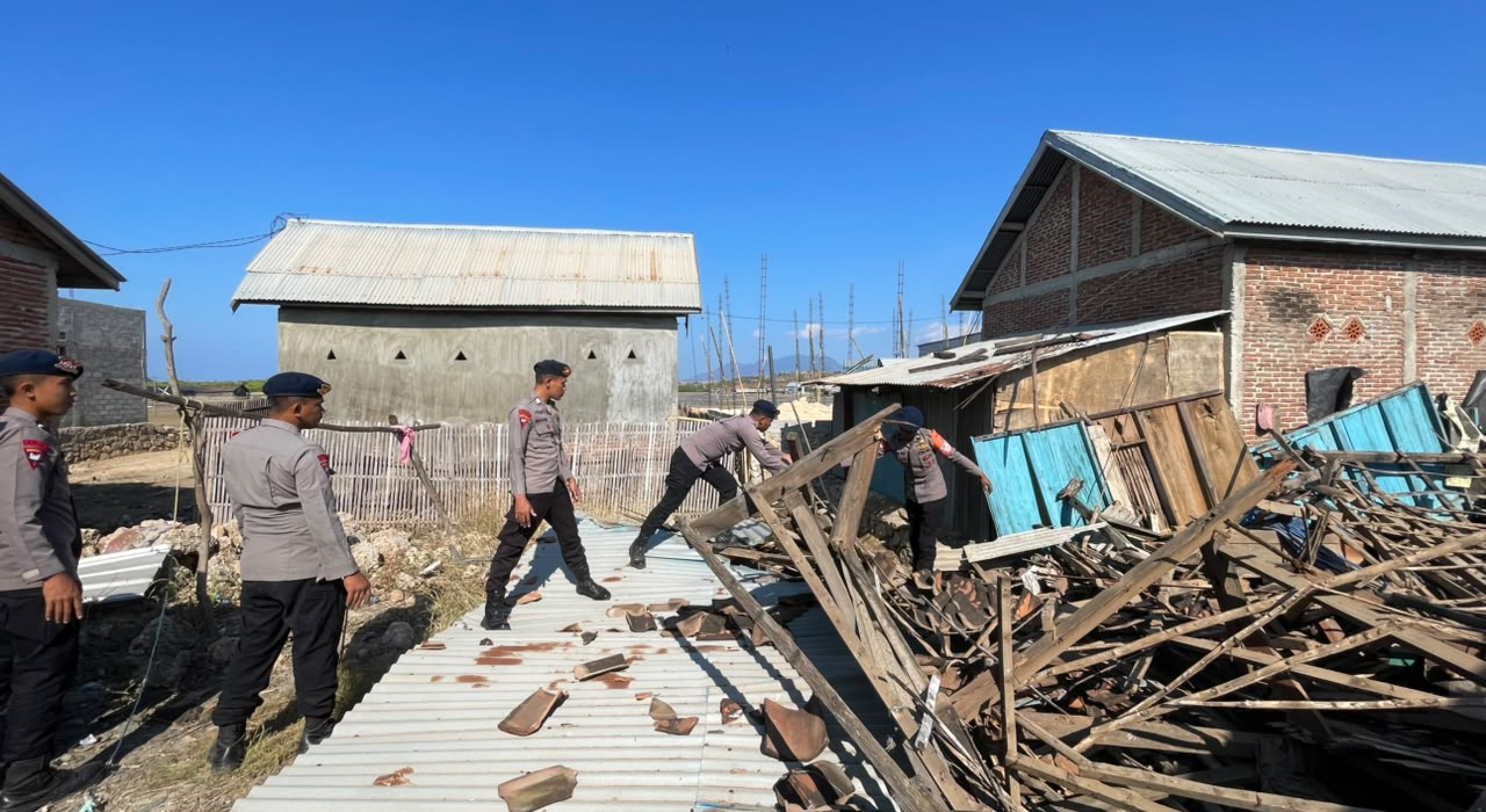 Gempa Flores Berdampak ke Bima, Tim SAR Brimob Polda NTB Bantu Bersihkan Rumah Warga