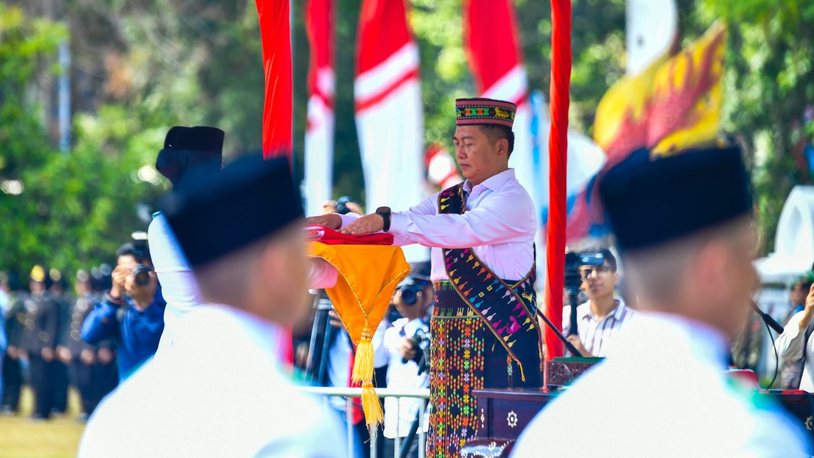 Pesan Solidaritas Bencana NTT, Gubernur NTB Pakai Pakaian Adat Manggarai di HUT RI