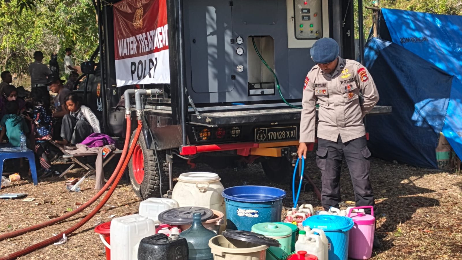Brimob Polda NTB Salurkan 1.000 Liter Air Bersih untuk Warga Terdampak Gempa di Ende