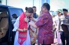 Putri Mahkota Victoria Tiba di Lombok, Disambut Tenun Sasak dan Minuman Rempah