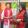 Putri Victoria Kagumi Karya Perajin Perempuan Sasak di Bale Kita