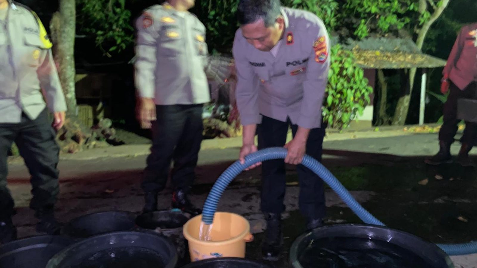 Kemarau Berkepanjangan, Polres Lombok Utara Salurkan 10.000 Liter Air Bersih ke Warga Medana