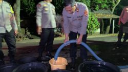 Kemarau Berkepanjangan, Polres Lombok Utara Salurkan 10.000 Liter Air Bersih ke Warga Medana